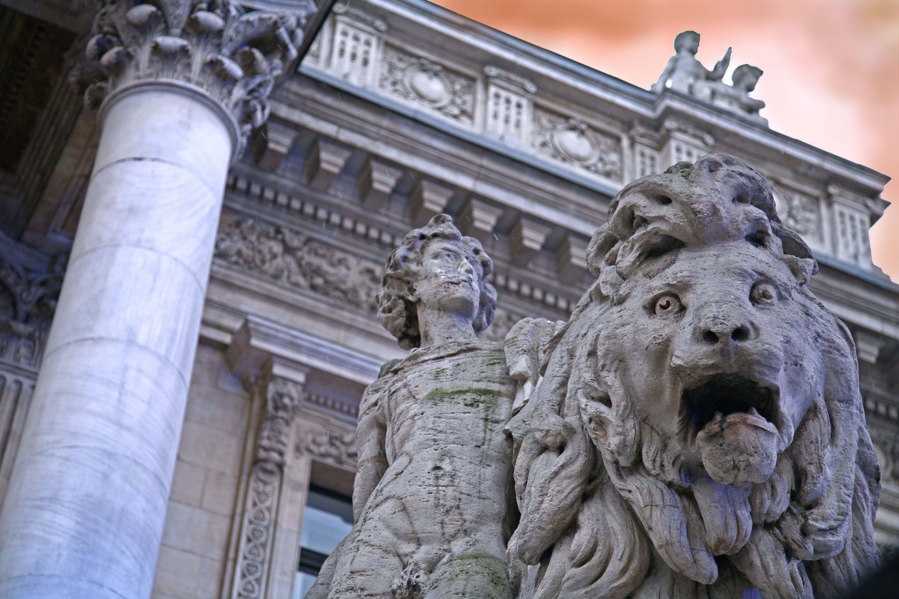 irish tourist damages statue