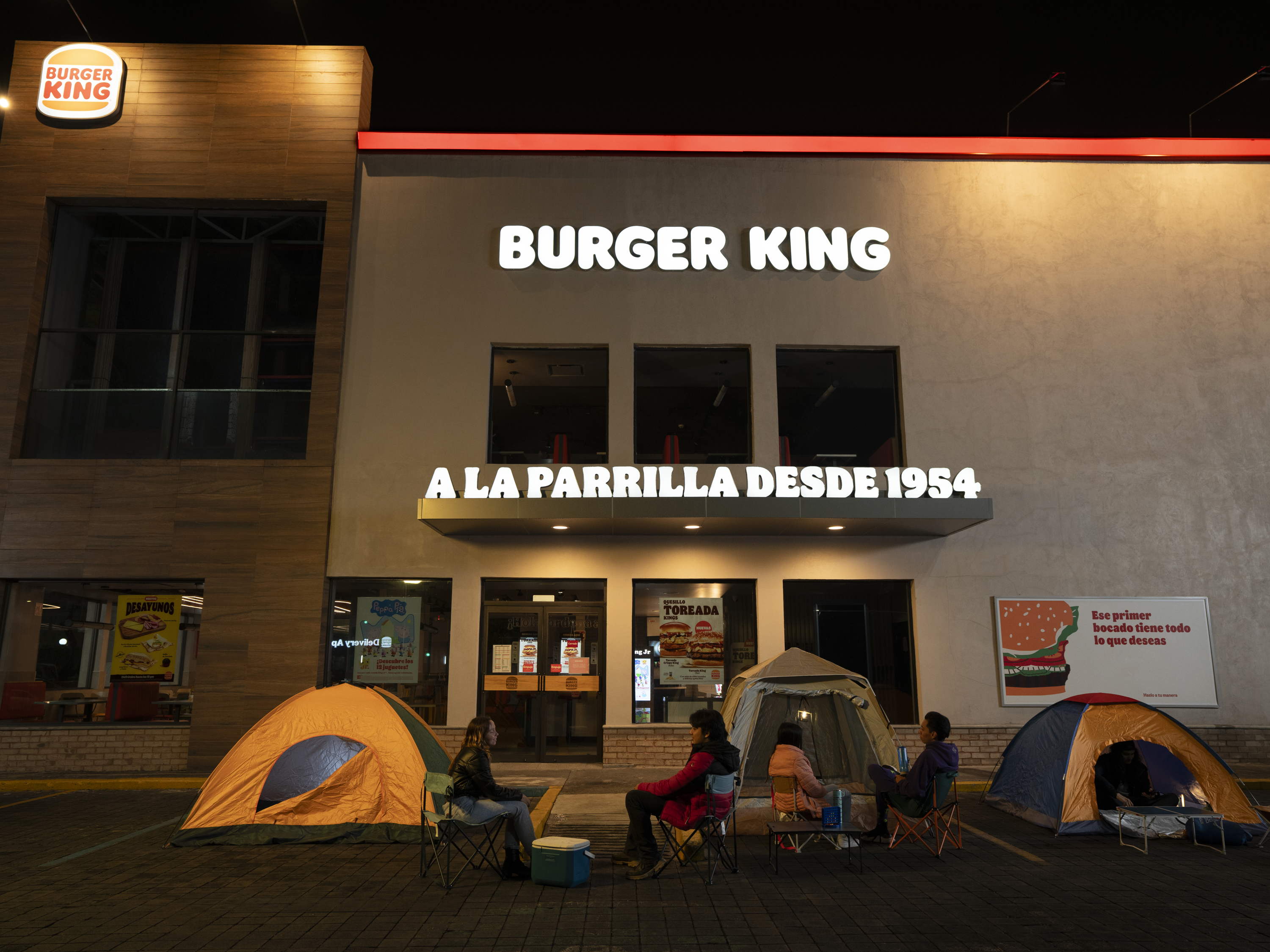 Fans de la WHOPPER®, hamburguesa insignia de Burger King, acampan afuera de sus sucursales 