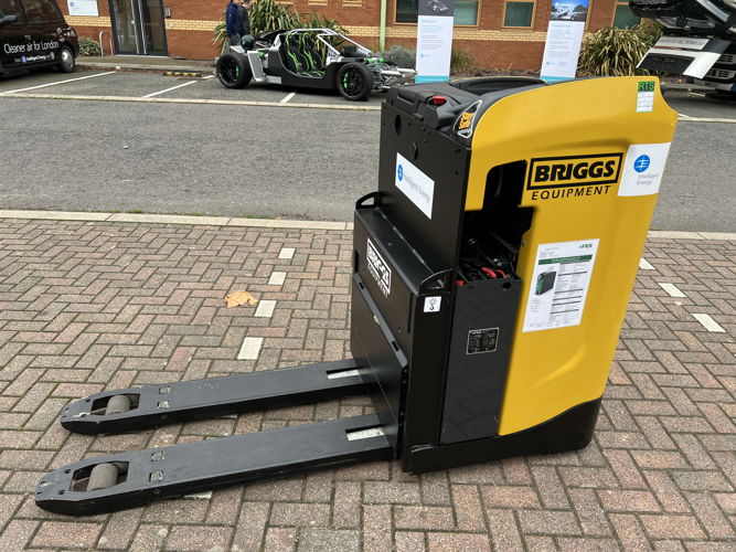 Fuel cell-powered warehouse truck