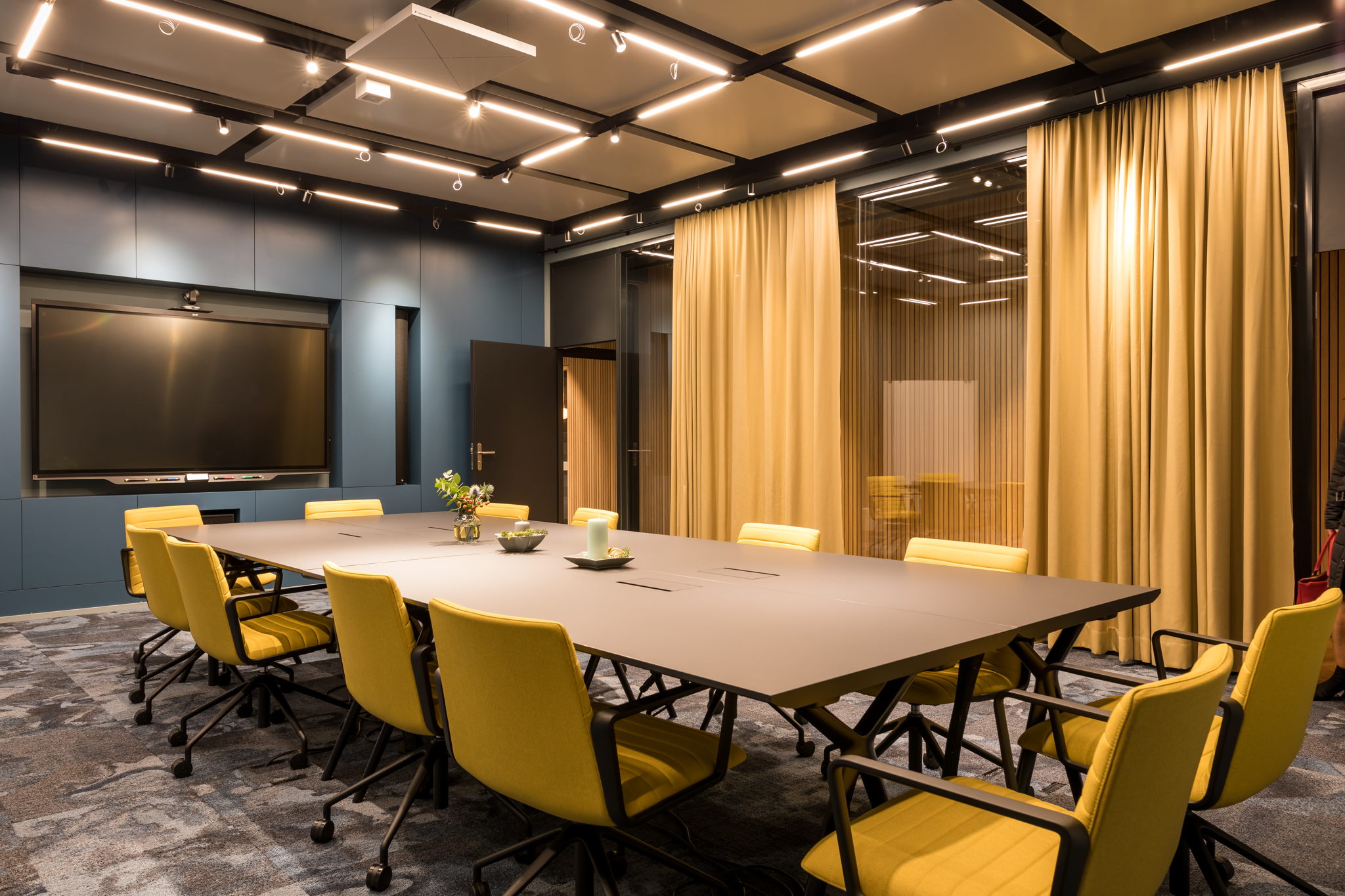​	Sennheiser’s TeamConnect Ceiling 2 fits elegantly into the modern appearance of the Mercato conference room