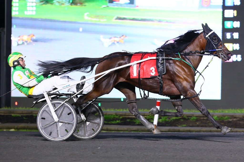 R Liza and Jody Jamieson winning an SBOA elimination Friday. (New Image Media)