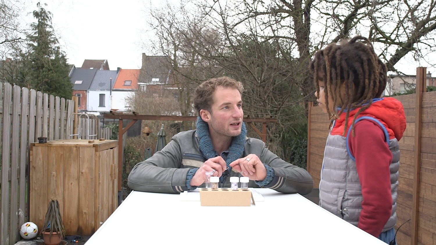 Pim Niesten en Latir bekijken lieveheersbeestjes