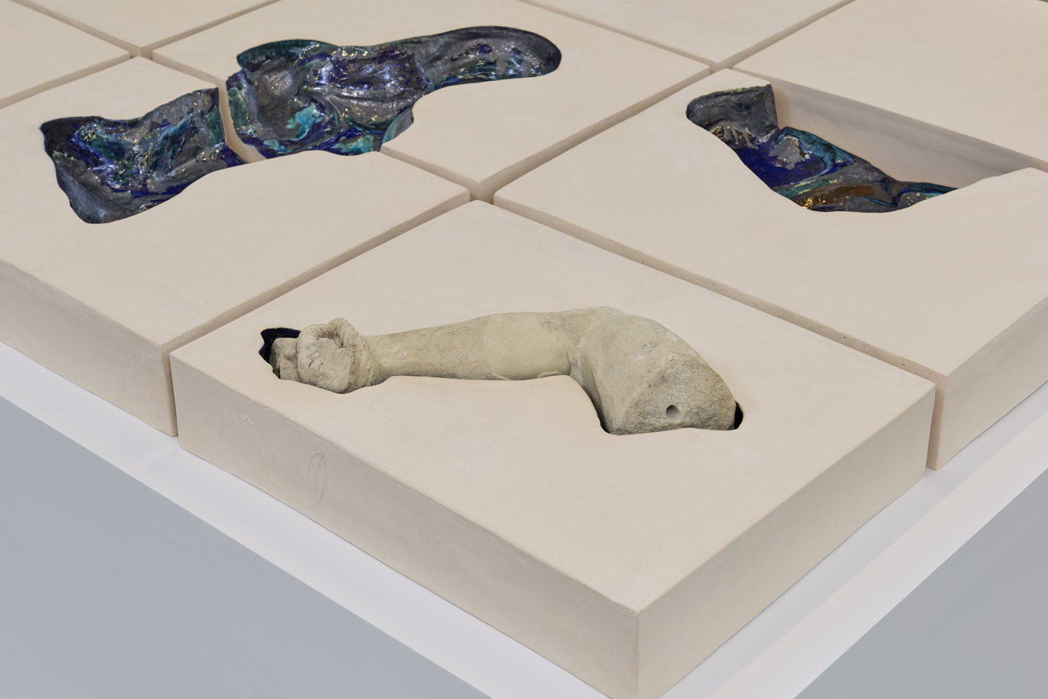 Zaalzicht 'Grace Schwindt. A History of Touch', M Leuven, 2025, foto: We Document Art voor M Leuven