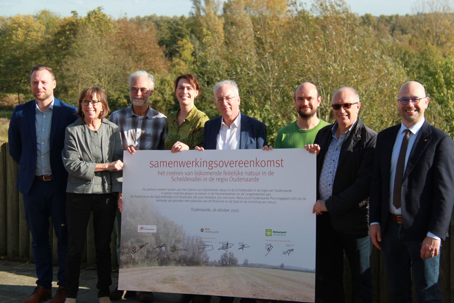 vlnr: algemeen directeur Bart Baele, gedeputeerde Riet Gillis, Paul Cardon - voorzitter Natuurpunt,  gedeputeerde An Vervliet, burgemeester Marnic De Meulemeester, Davy De Groote -secretaris Natuurpunt, Lieven Cnudde - voorzitter gemeenteraad en provinciegriffier Steven Ghysens 