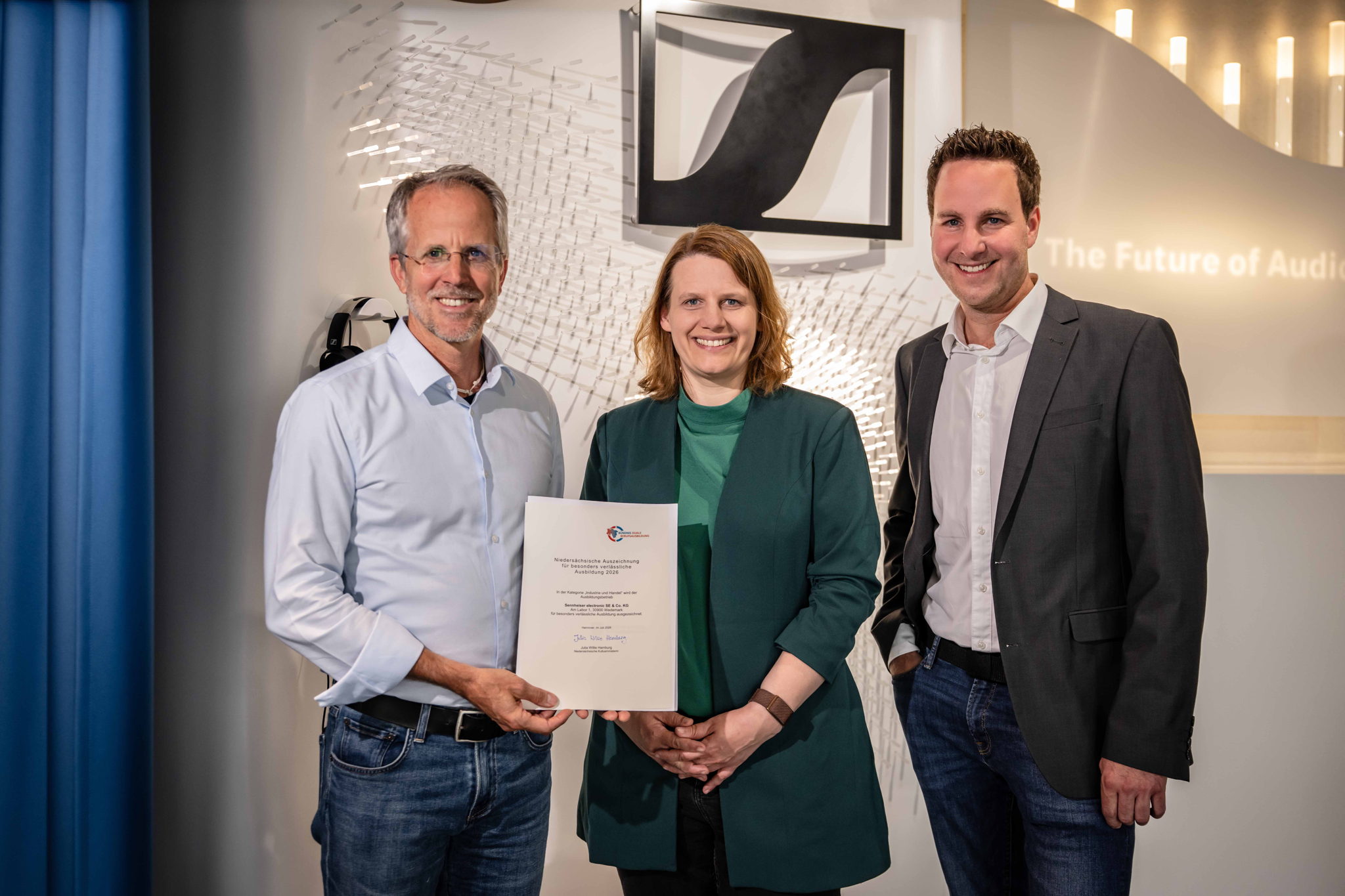Dr. Andreas Sennheiser, CEO Sennheiser-Gruppe, Julia Willie Hamburg, Niedersächsische Kultusministerin und Christoph Knake, Sachgebietsleiter Technische Ausbildung bei Sennheiser