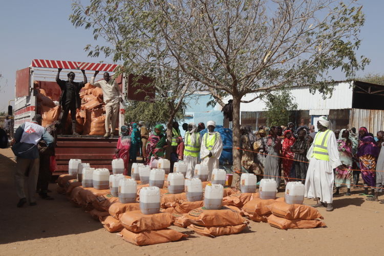 Food baskets are presented to families before the distribution begins. Copyright: Abdoalsalam Abdallah 