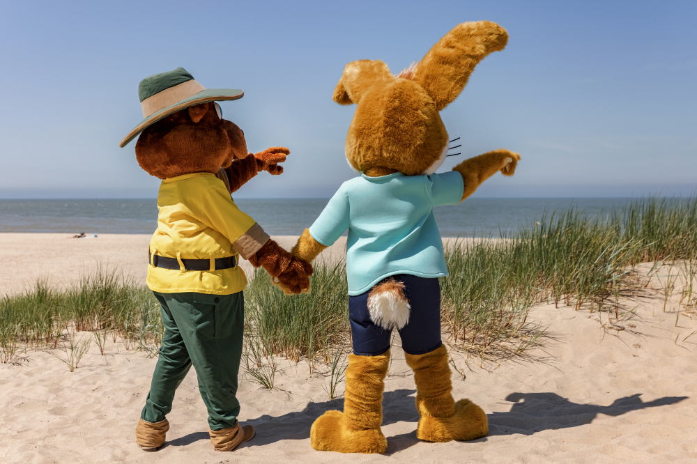 Die Maskottchen_der B&auml;r Bollo und der Hase Koos