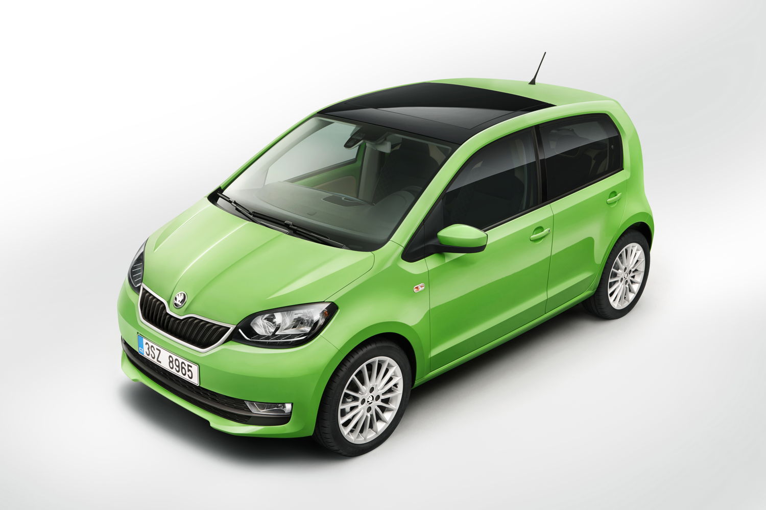 The newly designed 15-inch alloy wheels and the Kiwi Green body colour contribute to the new, fresh look.