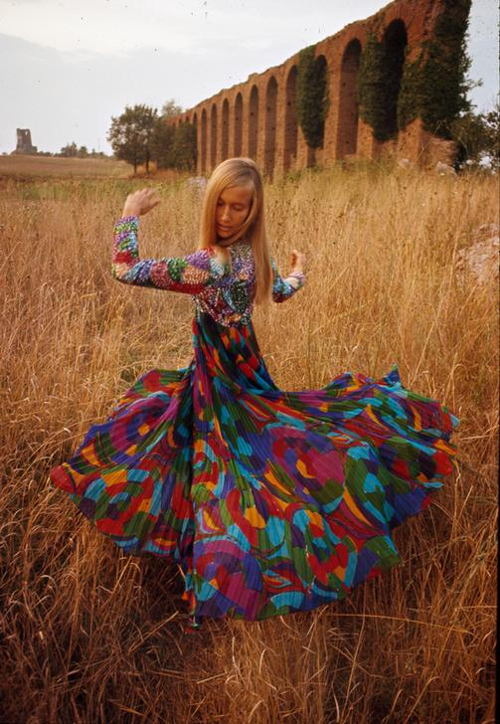 Model wearing a long pleated dress, 1965 AKG3517480 © akg-images / Tony Vaccaro Model wearing a long pleated dress, 1965 AKG3517480 © akg-images / Tony Vaccaro