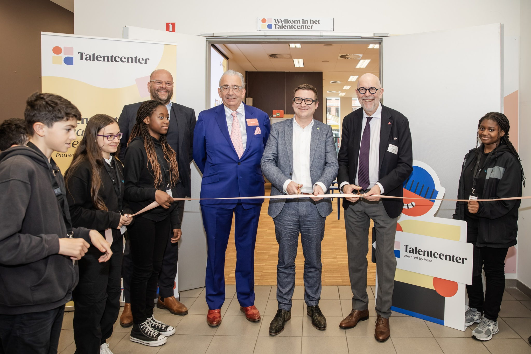 Professor Wouter Duyck van UGent, gedelegeerd bestuurder Luc Luwel en voorzitter Andreas Pfeffer van Voka - KvK Antwerpen-Waasland en gedeputeerde Luk Lemmens openen het Antwerpse Talentcenter, samen met enkele scholieren van het provinciale onderwijs avAnt. Professor Wouter Duyck van UGent, gedelegeerd bestuurder Luc Luwel en voorzitter Andreas Pfeffer van Voka - KvK Antwerpen-Waasland en gedeputeerde Luk Lemmens openen het Antwerpse Talentcenter, samen met enkele scholieren van het provinciale onderwijs avAnt.