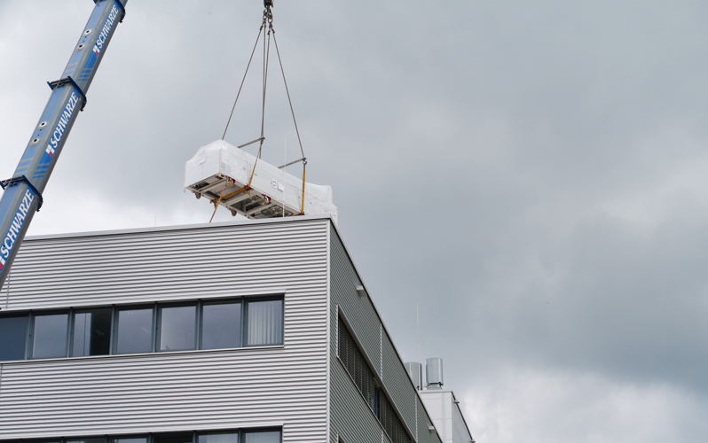 Transport des Reflow-Ofens per Kran