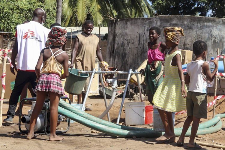 MSF teams truck in water to Pemba in the Natiti neighborhood where 10,000 people live, and thousands of people have sought refuge following numerous violent attacks since the beginning of the year. Photographer: MSF