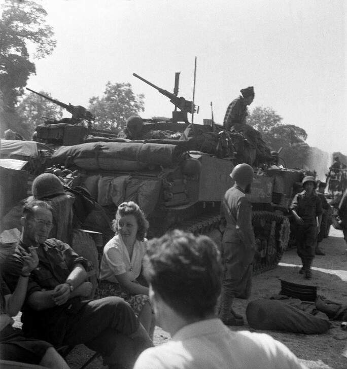 The civilian population joins the soldiers near their tanks to celebrate the victory. AKG10792616 © René Zuber / akg-images   
