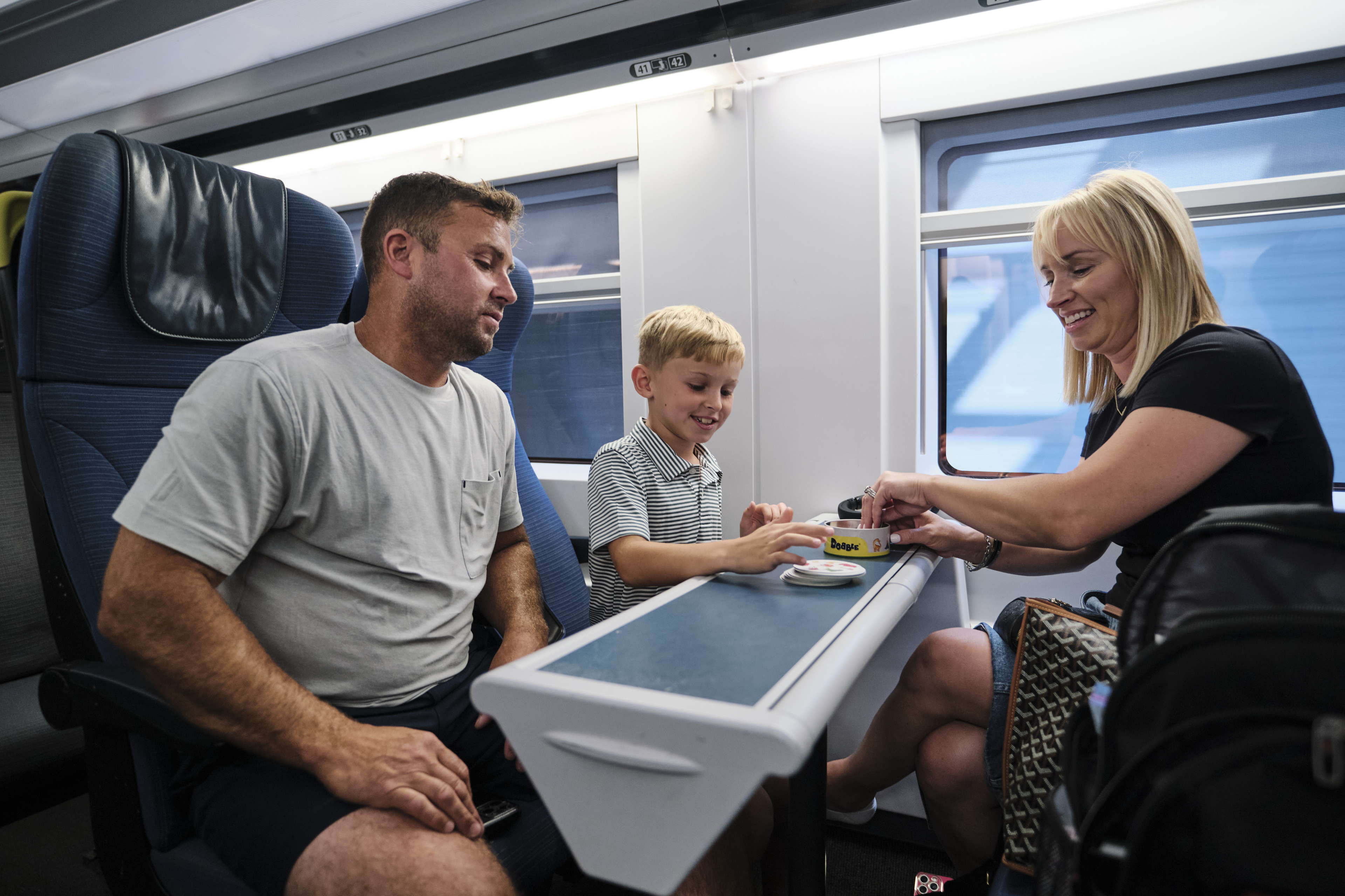 Communiqué de presse: Stress du voyage - plus de 6 parents sur 10 sont gênés lorsque leurs enfants sont trop bruyants dans le train, le bus ou l'avion