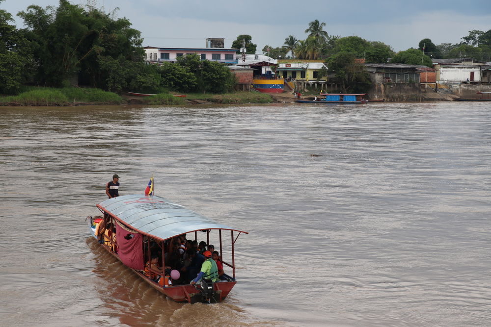 Todos los días, cientos de venezolanos cruzan el río Arauca, que conforma la frontera entre su país y Colombia, en busca de medicamentos, alimentos y atención médica. © Esteban Montaño/MSF