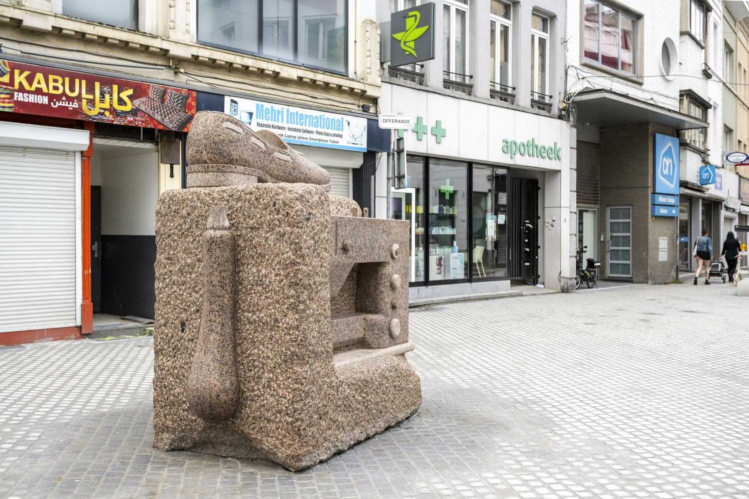 Daniel Dewar & Grégory Gicquel, Granieten rots met courgette, naaimachine en loafer met kwastjes, 2025. Foto Sigrid Spinnox