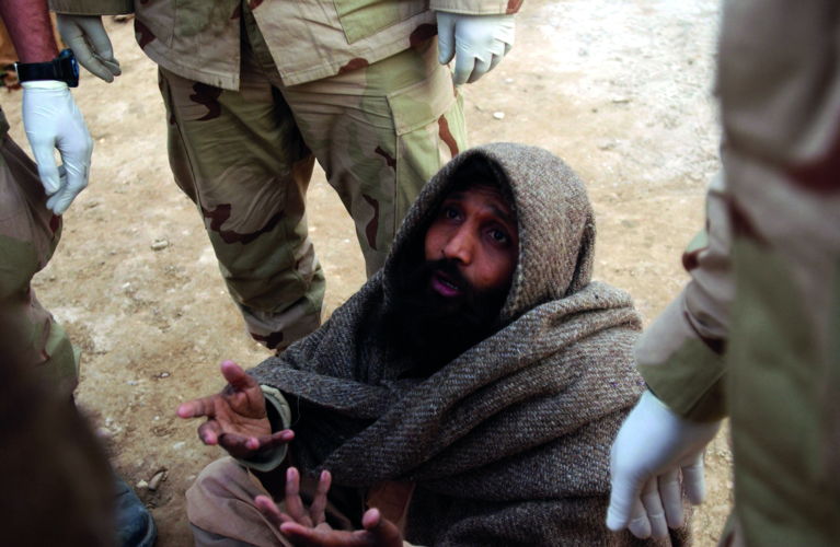 Een Taliban-gevangene in 2001