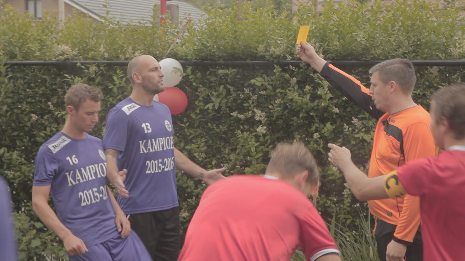 8. Een echte stadsderby in je tuin
Sorry voor alles (c) VRT