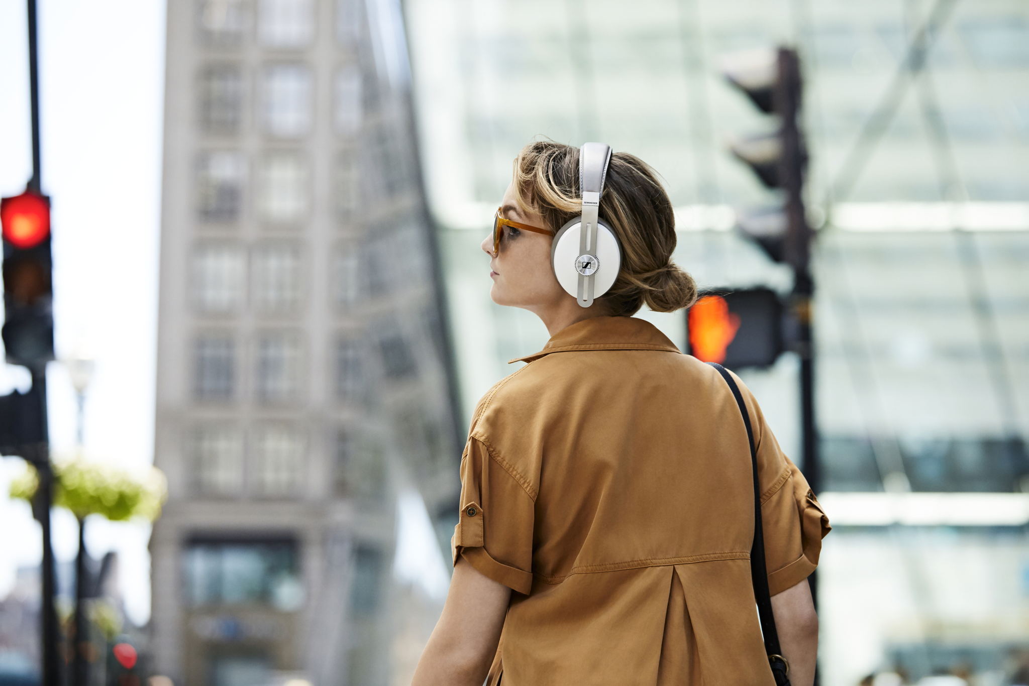 Never lose your rhythm again​
Auto On/Off and Smart Pause features ensure you never miss a beat of your favorite song. The new MOMENTUM Wireless headphones start up instantly when unfolded. When you take the headphones off, the music stops. When you put them back on, the beat drops in – exactly where you left it.​