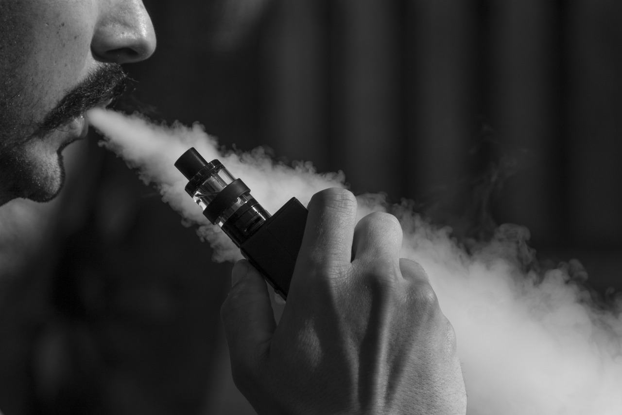 Reino Unido repartirá kits de vapeo a fumadores para convertirse en un país libre de humo