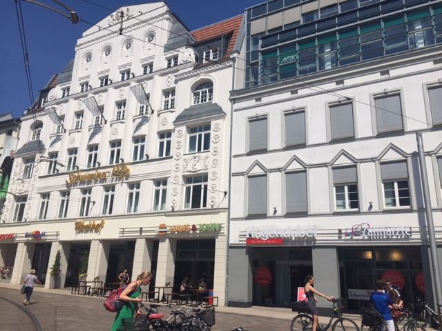 Die neue 400qm große Filiale liegt im Erdgeschoss in den Schweriner Höfen und hat somit neben einem Haupteingang zum Marienplatz einen weiteren Eingang in den Höfen.
