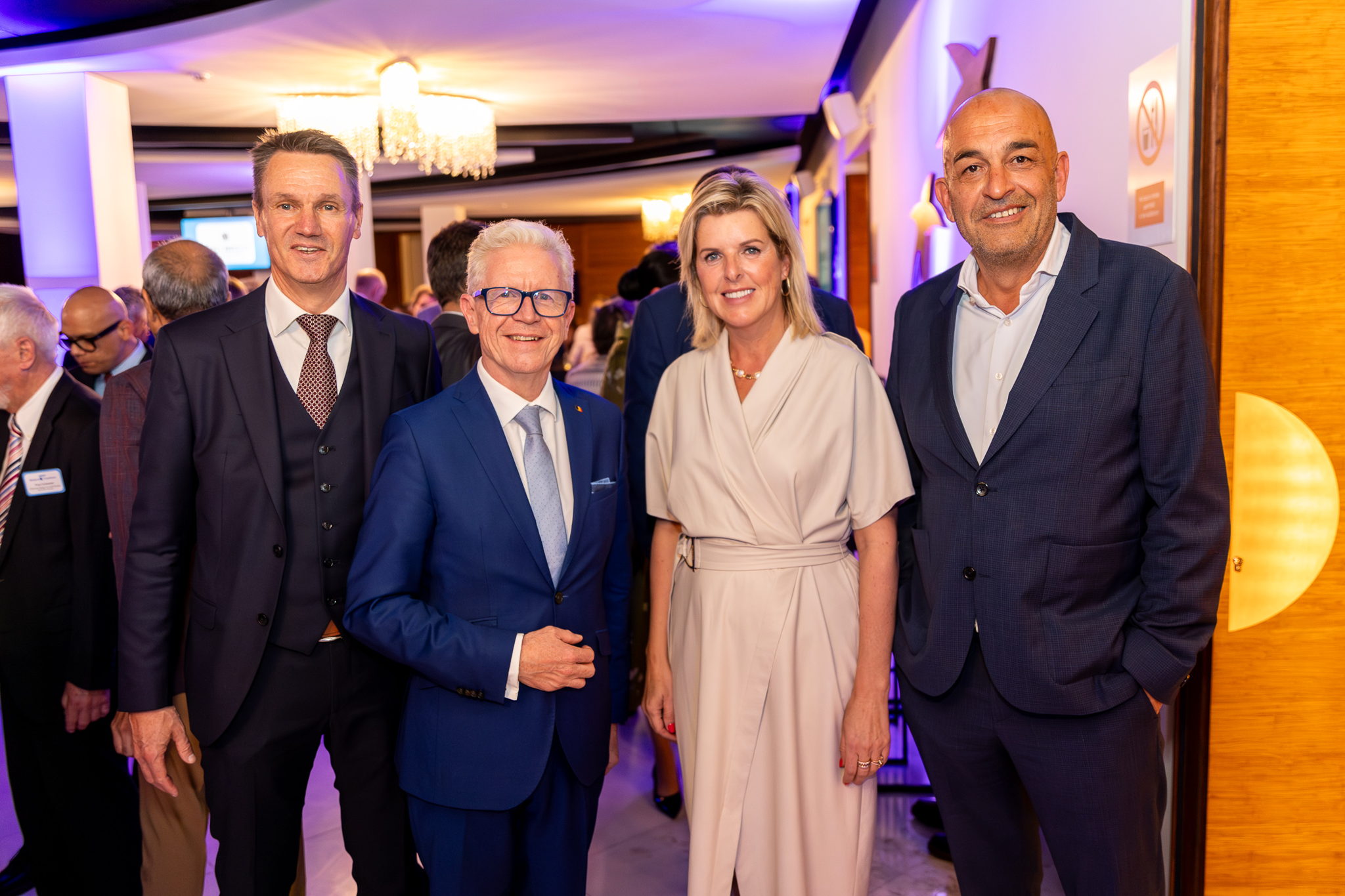 V.l.n.r Wouter Van Gulck, general manager van de Federatie van Belgische Kamers van Koophandel (Belgian Chambers), René Branders, voorzitter van de Federatie van Belgische Kamers van Koophandel (Belgian Chambers), Daniëlle Vanwesenbeeck, voorzitter Voka-KvK Vlaams-Brabant, Kris Claes, gedelegeerd bestuurder Voka-KvK Vlaams-Brabant V.l.n.r Wouter Van Gulck, general manager van de Federatie van Belgische Kamers van Koophandel (Belgian Chambers), René Branders, voorzitter van de Federatie van Belgische Kamers van Koophandel (Belgian Chambers), Daniëlle Vanwesenbeeck, voorzitter Voka-KvK Vlaams-Brabant, Kris Claes, gedelegeerd bestuurder Voka-KvK Vlaams-Brabant