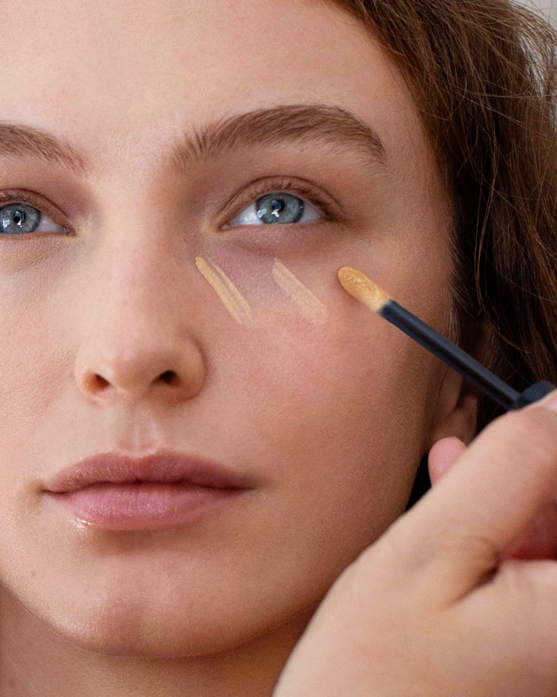 BobbiBrown_BRIDAL_FY23_Application_InFeedSkin_Application_Macro02