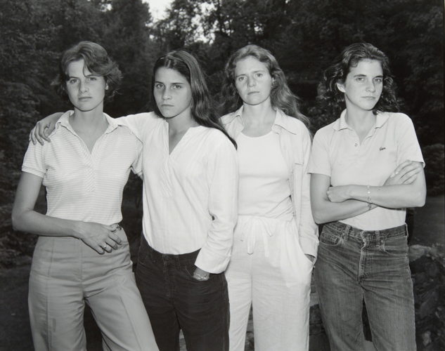 Nicholas Nixon, The Brown Sisters (Heather, Mimi, Bebe B. Nixon, Laurie), New Canaan, Connecticut, 1975, Collectie FOMU, P/1998/107 © Nicholas Nixon 