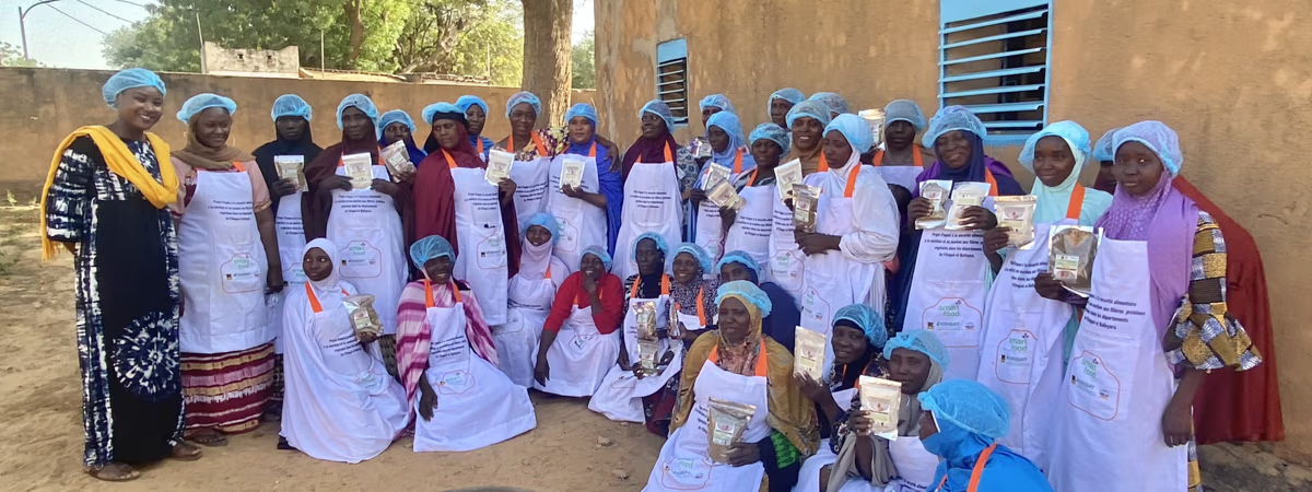 Groupe de participants accompagné de Mme Agathe Diama, coordinatrice de Smart Food (première à gauche), lors de la séance de clôture.