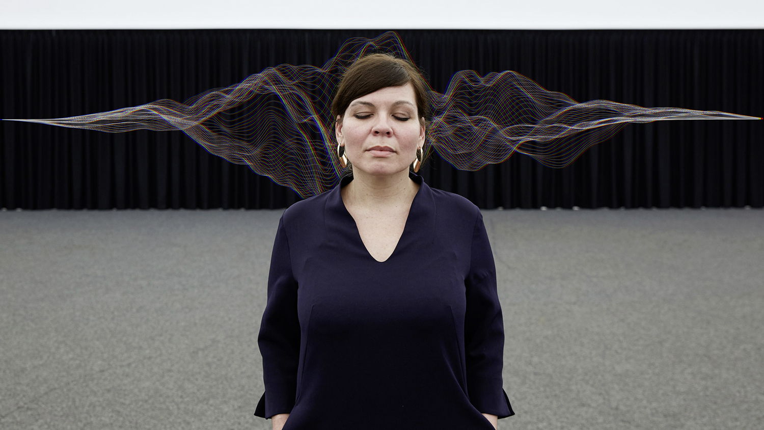 La diseñadora de UX Indra-Lena Kögler permanece con sus ojos cerrados en el pabellón de presentación del Centro de Diseño Volkswagen