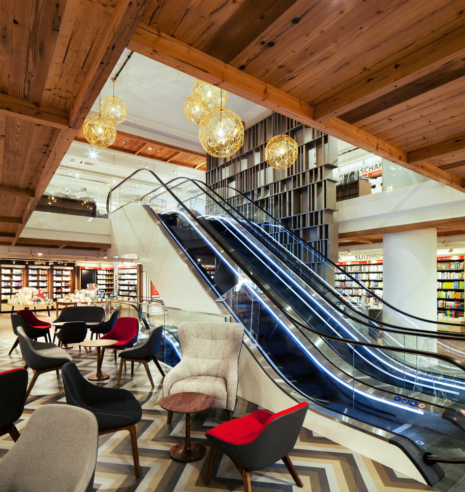 Die Kunden kommen über eine Rolltreppe in die offenen und hellen Räume im ersten und zweiten Stock; (c) Schwitzke