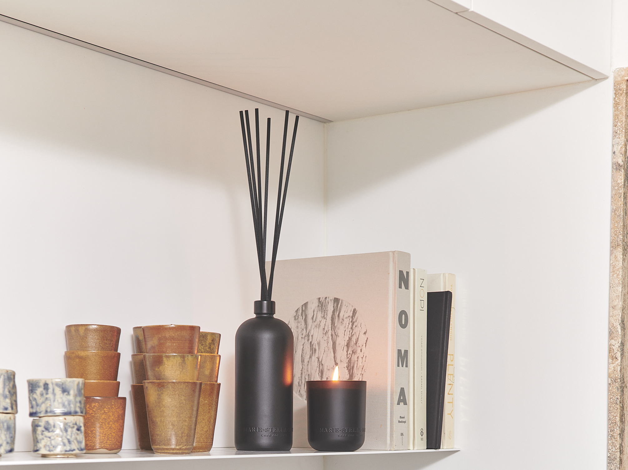 Marie-Stella-Maris lanceert limited edition refillable Monochrome Edition XL geurstokjes