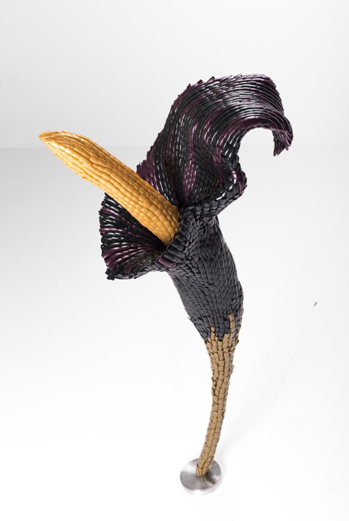 Frances Goodman, Golden Wand, 2016,  Acrylnagels, schuim, hars, siliconenlijm, 58 x 90 x 75cm, Courtesy van SPECTA gallery , Copyright Frances Goodman