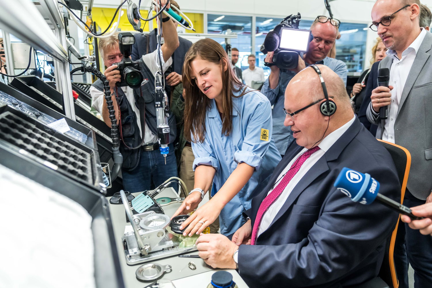  Im Anschluss montiert der Bundeswirtschaftsminister selbst 