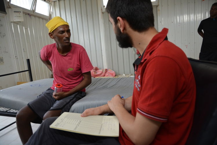 John en una consulta médica en el centro de detención de Gharyan al-Hamra. Libia. 2019