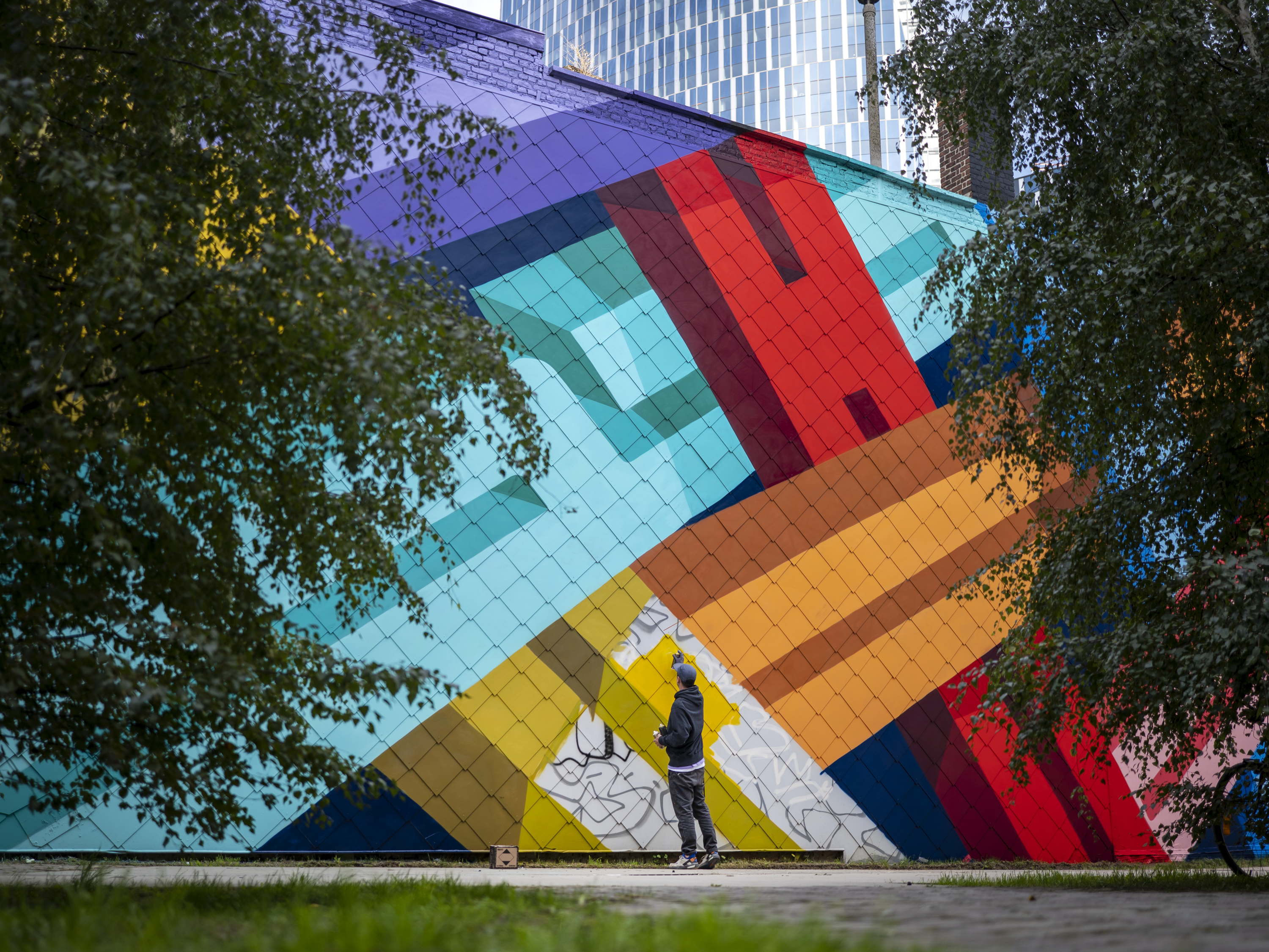 Une nouvelle fresque murale dans le quartier Liège-Guillemins signée par l’artiste britannique PREF, à l’initiative de Silversquare et en collaboration avec Spray Can Arts et l’opération Paliss’art de la Ville de Liège.