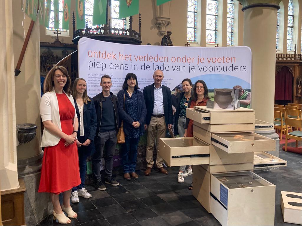 vlnr gedeputeerde An Vervliet, studenten archeologie UGent Kenneth Nachtergaele en Rune van Caenegem, erfgoedmedewerker van Merelbeke Mieke Van Damme, schepen van erfgoed van Merelbeke Luc Van Huffel, provinciale archeologe Lien Lombaert en Sofie Moeykens van IOED Viersprong