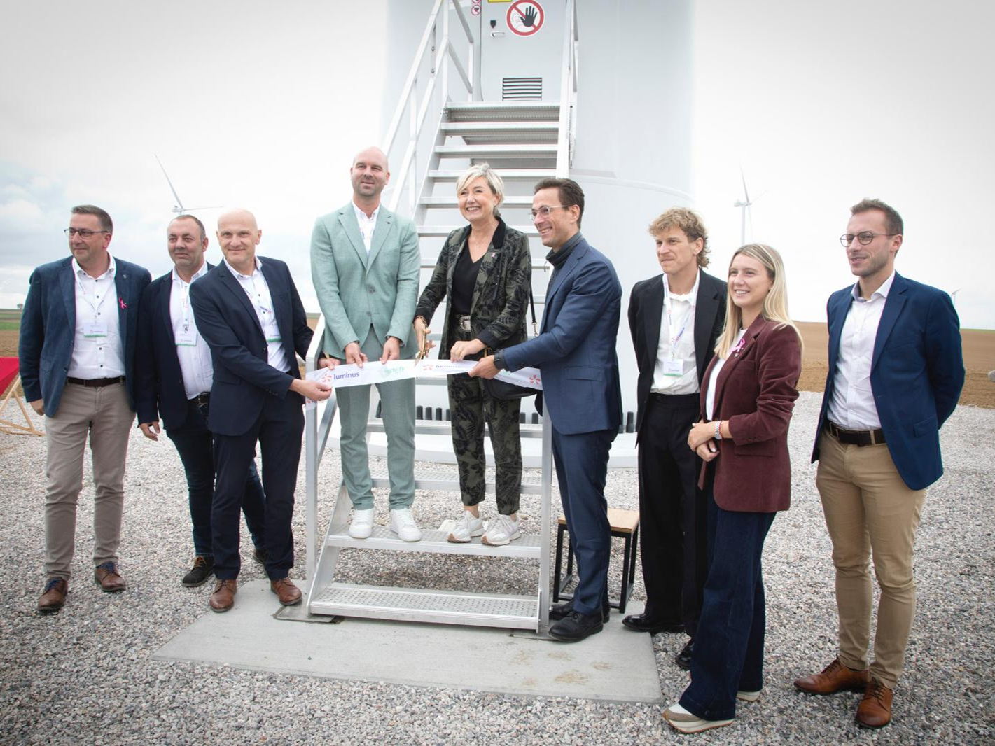 300 éoliennes, 807 MW et une réduction de plus de 400.000 tonnes de CO₂ par an : 
un jalon majeur pour Luminus, célébré à Hannut.