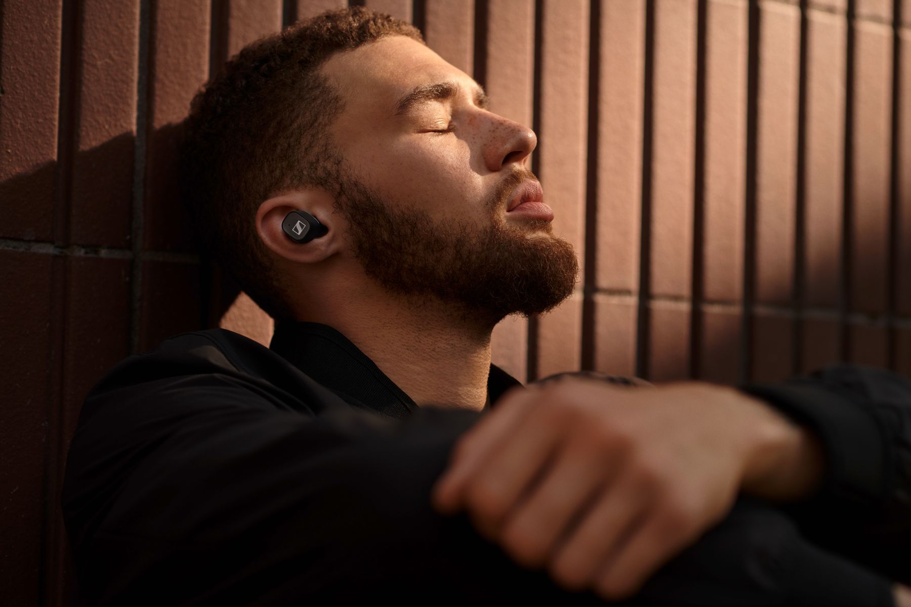 Comfort and style
​
Stylish, minimalist, and perfectly balanced, the earbuds’ ergonomic design offers all-day wearing comfort, while their exacting build quality ensures take-anywhere durability. For a perfect fit in the ear that effectively attenuates outside noise, adapters are provided in a choice of four sizes.
​