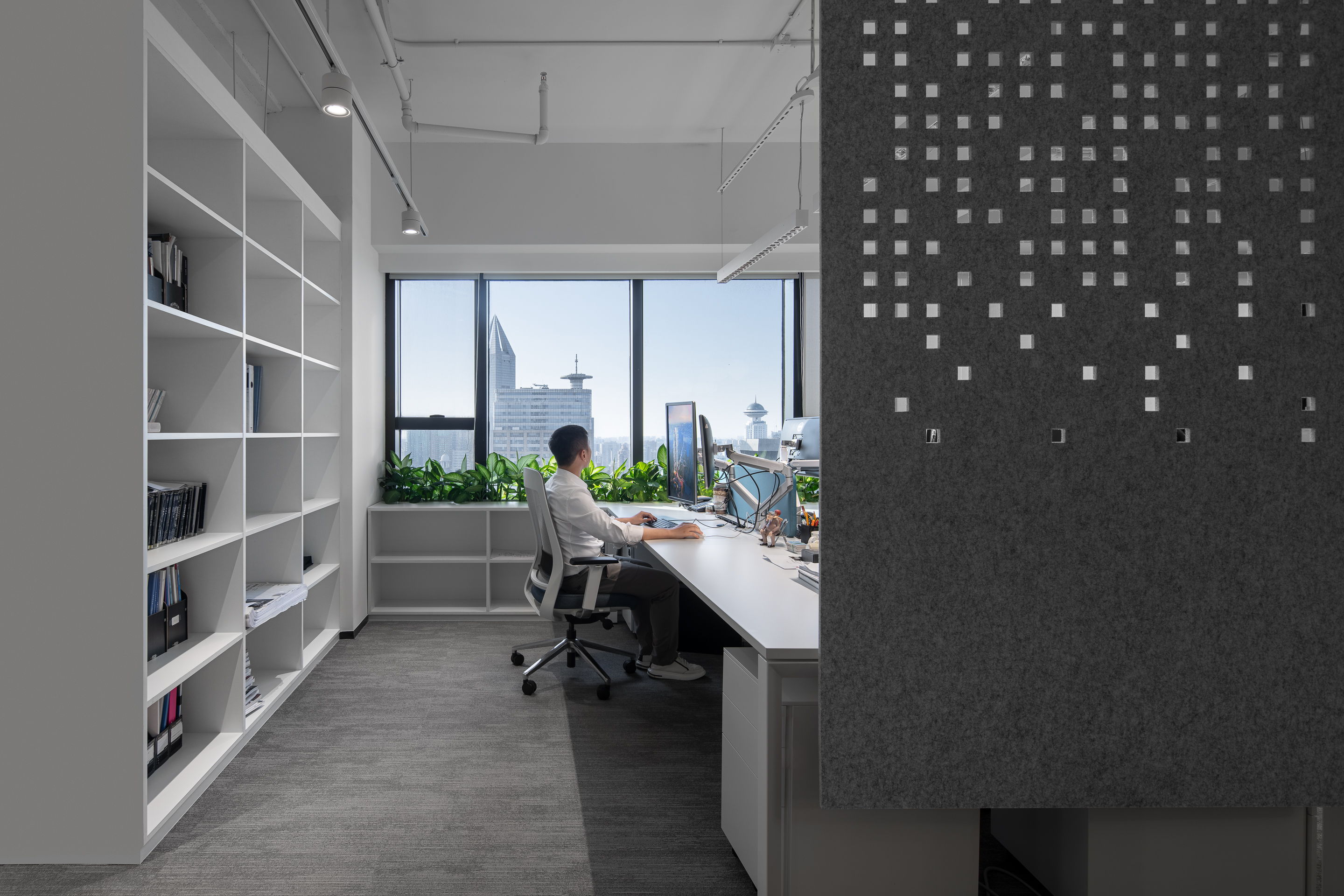 Visuals and acoustics are set to ideal levels at each work station