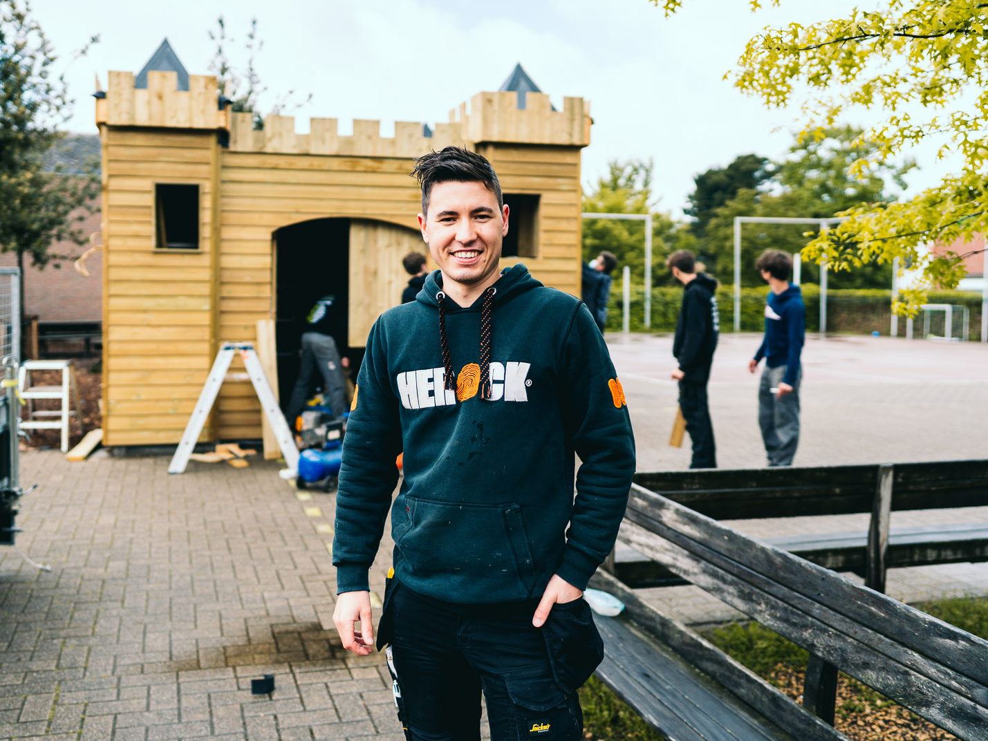 Chiele bouwt een houten kasteel tijdens zijn werkplekleren
