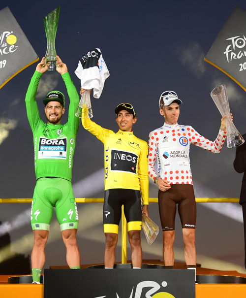 The Colombian (in the yellow jersey) celebrated his first victory on the Champs-Elysées on Sunday with a crystal trophy created by ŠKODA Design. From the left Peter Sagan, Egan Bernal and Romain Bardet.