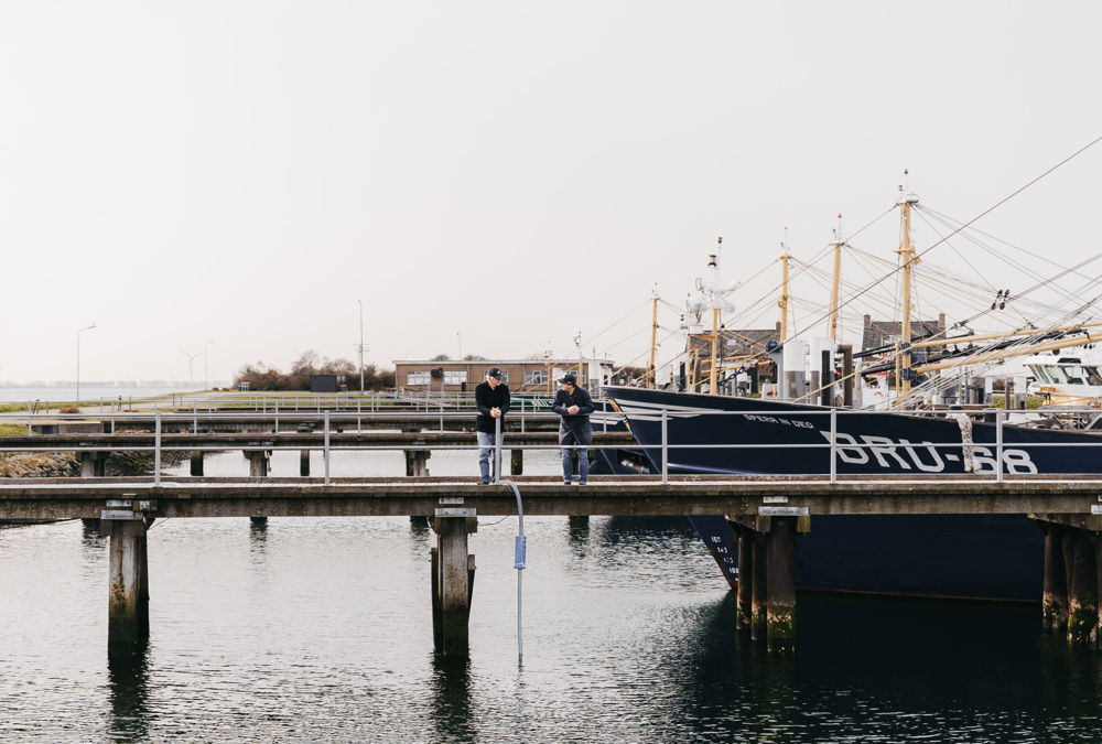 Tijdens het pompen kunnen we genieten van het uitzicht op de haven van Briunisse. (© Puck van Elswijk Fotografie)