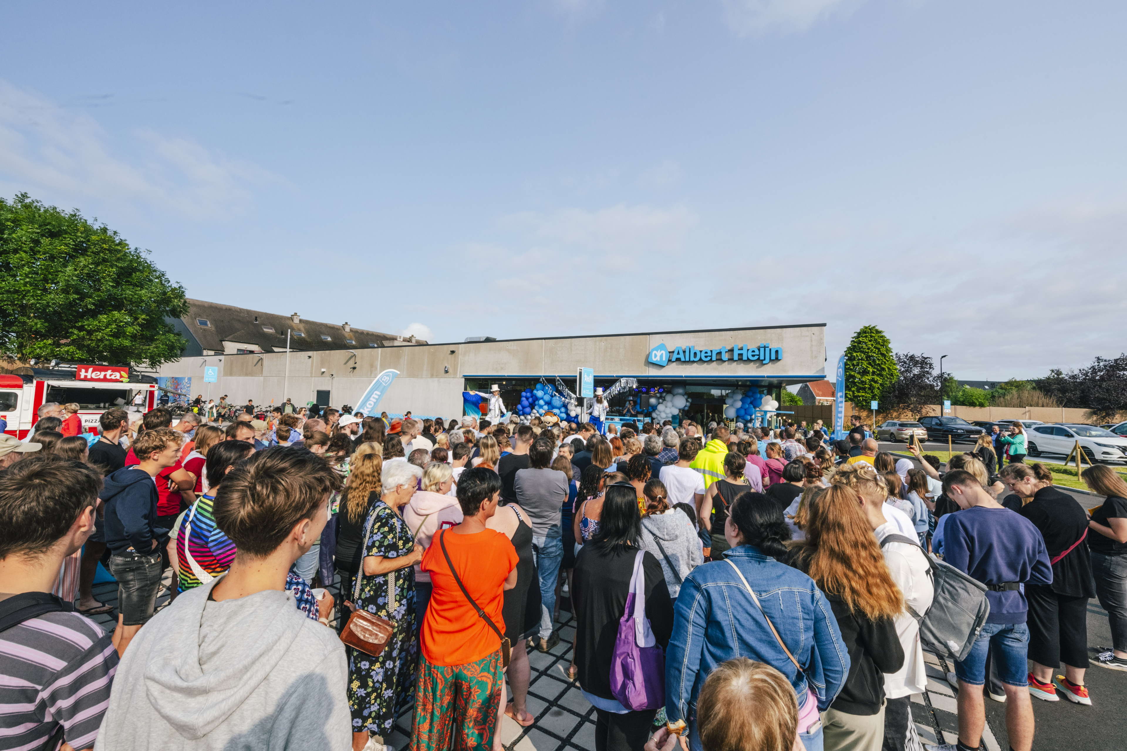 Rijen dik aanschuiven voor opening Albert Heijn Lebbeke 