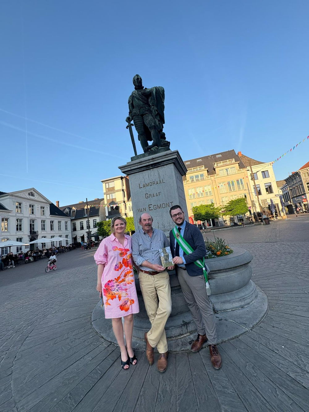 Op de foto van links naar rechts: de burgemeester, de auteur en de gedeputeerde