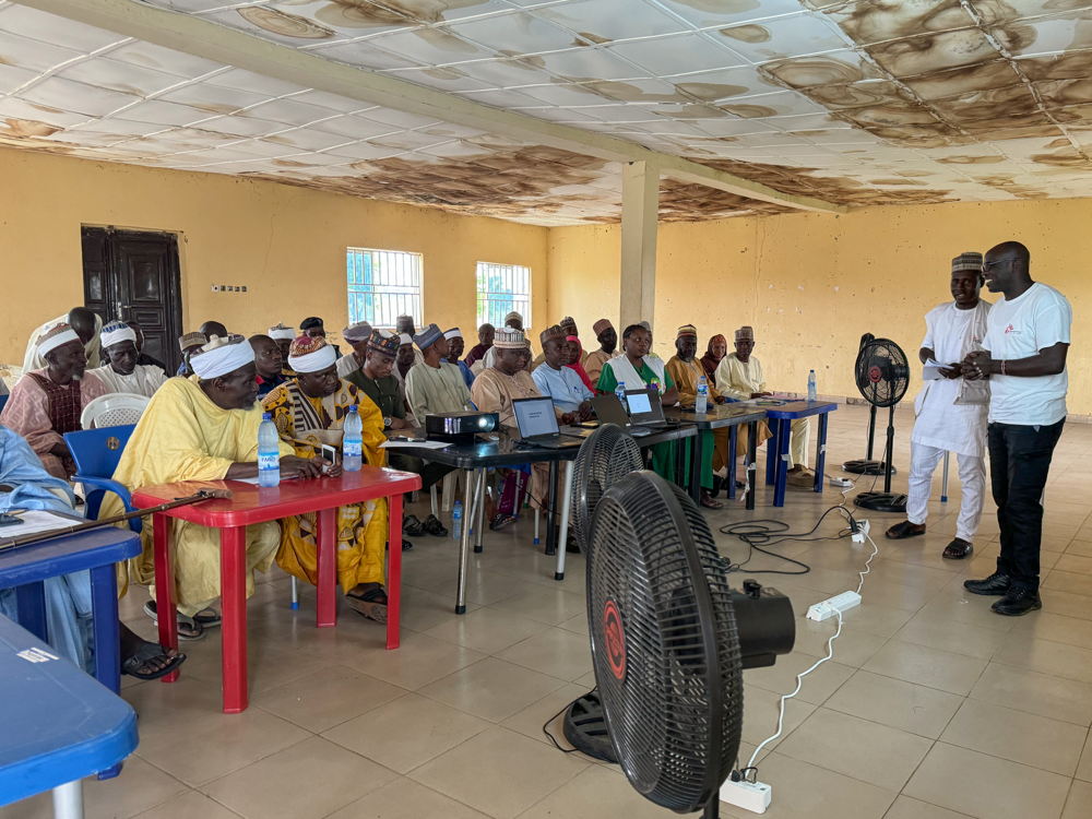 Om de betrokkenheid van de gemeenschap te versterken, organiseerde het projectcoördinatieteam een presentatiesessie over de activiteiten met gemeenschapsleiders. Meer dan 40 leiders op verschillende niveaus (dorpshoofden, religieuze leiders, vrouwenvertegenwoordigers, hoofden van lokale overheidsafdelingen, politieagenten, enz.) namen deel aan deze sessie. Het was een gelegenheid om de opnamecijfers voor ondervoede kinderen te presenteren en de uitdagingen te benadrukken waarmee AZG wordt geconfronteerd. Om de betrokkenheid van de gemeenschap te versterken, organiseerde het projectcoördinatieteam een presentatiesessie over de activiteiten met gemeenschapsleiders. Meer dan 40 leiders op verschillende niveaus (dorpshoofden, religieuze leiders, vrouwenvertegenwoordigers, hoofden van lokale overheidsafdelingen, politieagenten, enz.) namen deel aan deze sessie. Het was een gelegenheid om de opnamecijfers voor ondervoede kinderen te presenteren en de uitdagingen te benadrukken waarmee AZG wordt geconfronteerd.