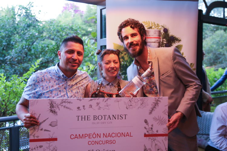 La ganadora de El Origen by The Botanist,  Jacomine Flores de Kaito con Fabien Le Serrec de Remy Cointreau