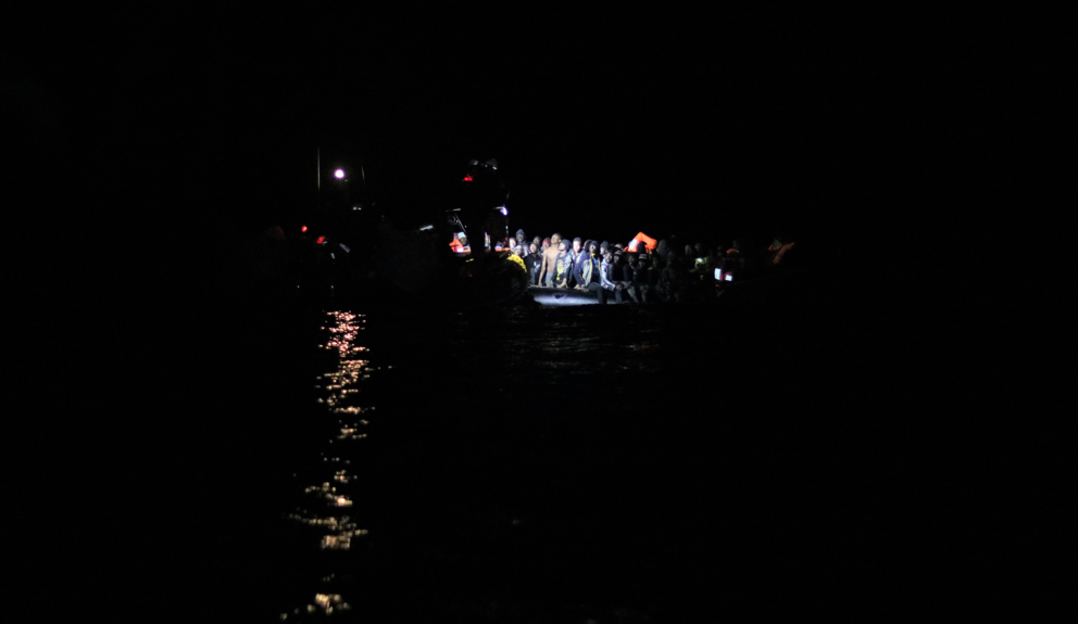 El Ocean Viking rescata a 407 personas en 5 operaciones nocturnas en el Mediterráneo central en 72 horas