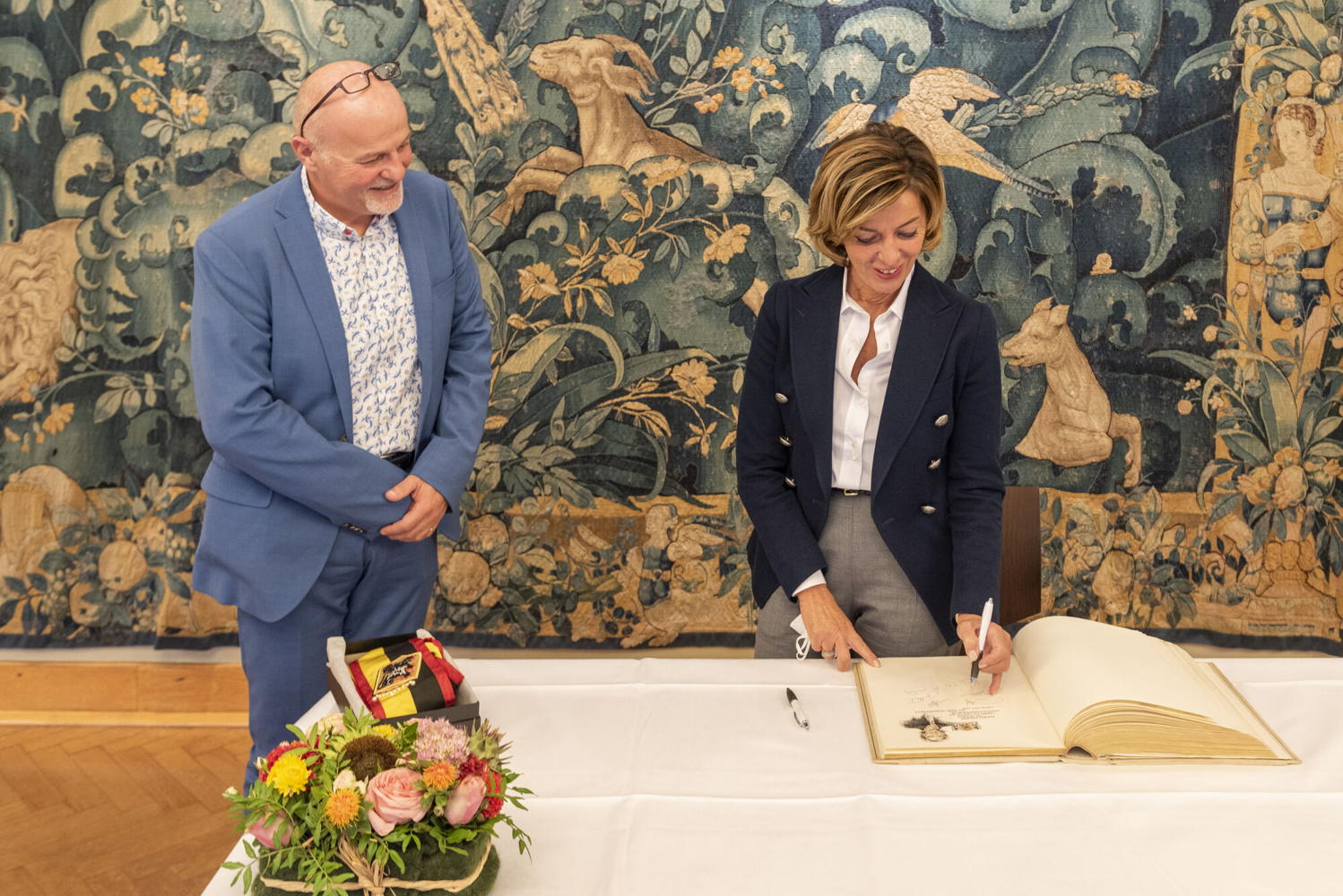Gouverneur Carina Van Cauter ondertekent het Gulden Boek van de Provincie met aan haar rechterzijde Eerste gedeputeerde Kurt Moens