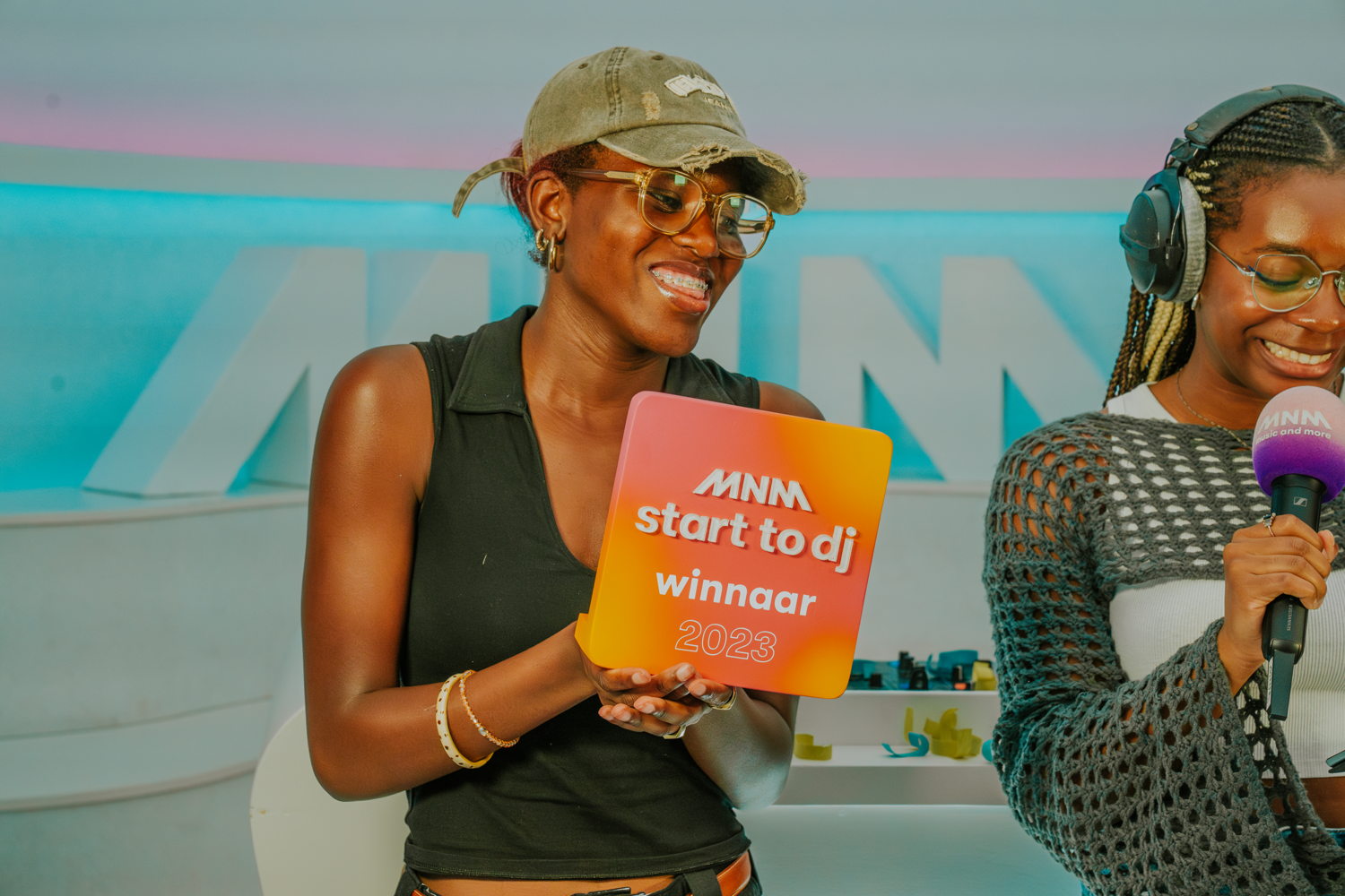 MNM Start To DJ 2023: winnaar Ninette en MNM-dj Esther Nwanu – © VRT
